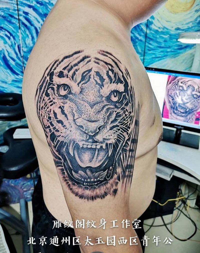 虎头掩盖大臂图腾纹身图片_肩部纹身图案
