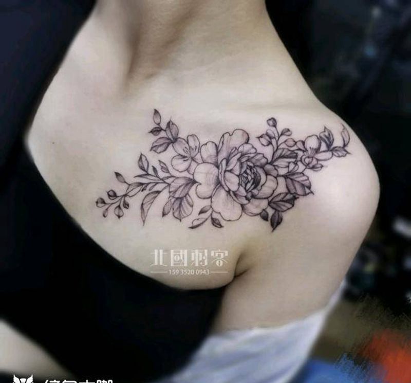 素花纹身图片_胸部肩部点刺几何素花锁骨纹身纹身图案