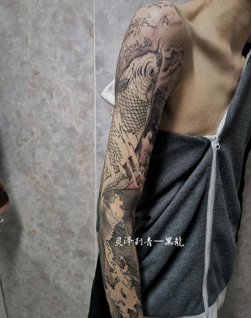 新传统鲤鱼花臂底色做完纹身图片_手臂肩部新传统鱼纹身图案