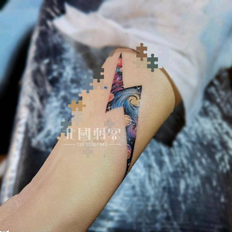 闪电星河⚡️纹身图片_手部手臂水彩几何星河星空闪电纹身图案