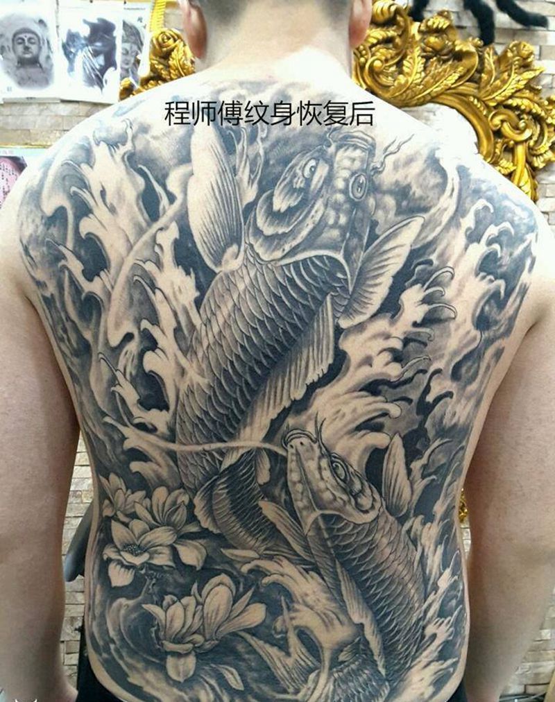 满背鱼纹身图片