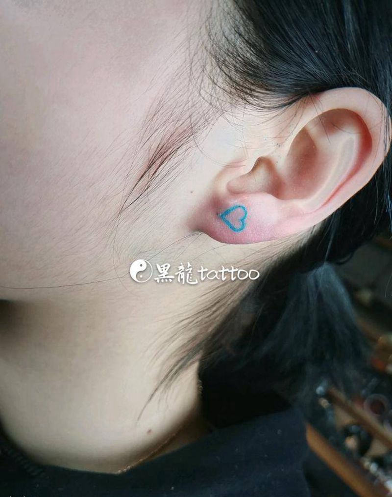 耳朵上的小蓝心纹身图片_心纹身图案