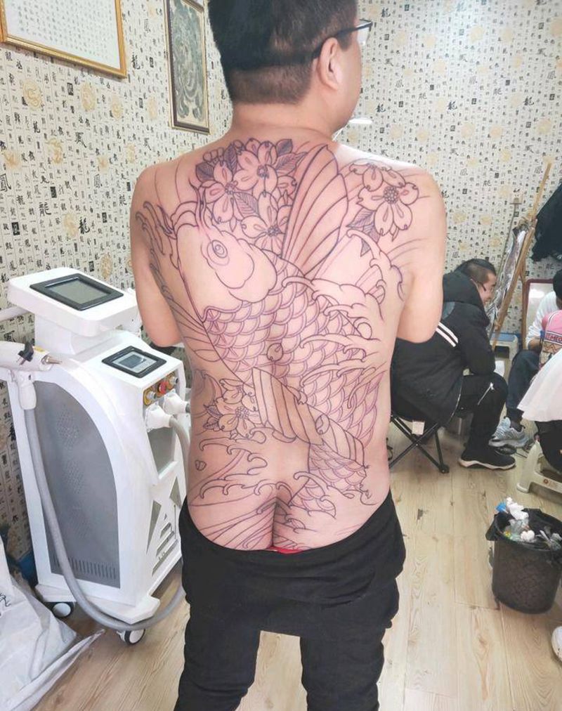 日式满背鲤鱼纹身图片