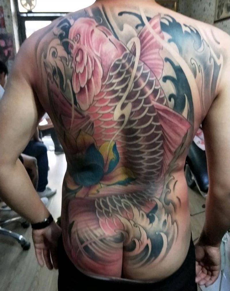 彩色鲤鱼纹身图片