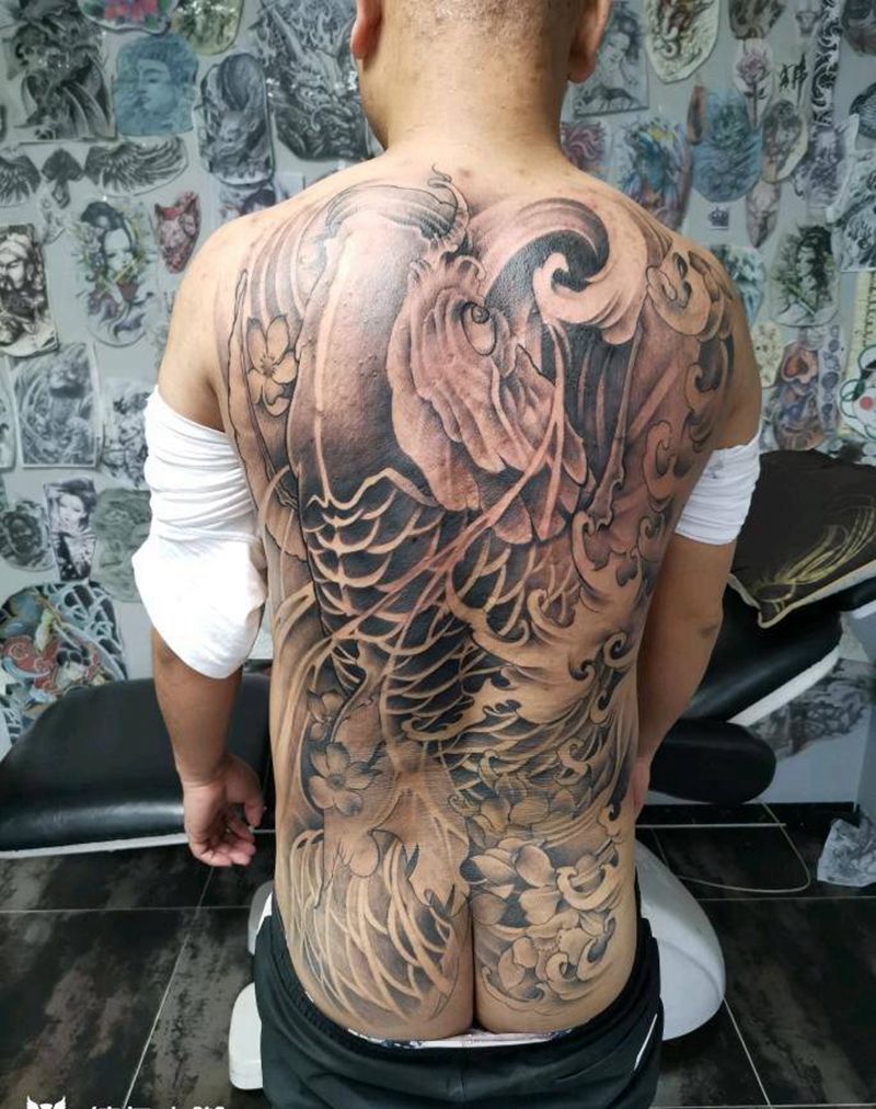 满背鲤鱼纹身图片_背部纹身图案