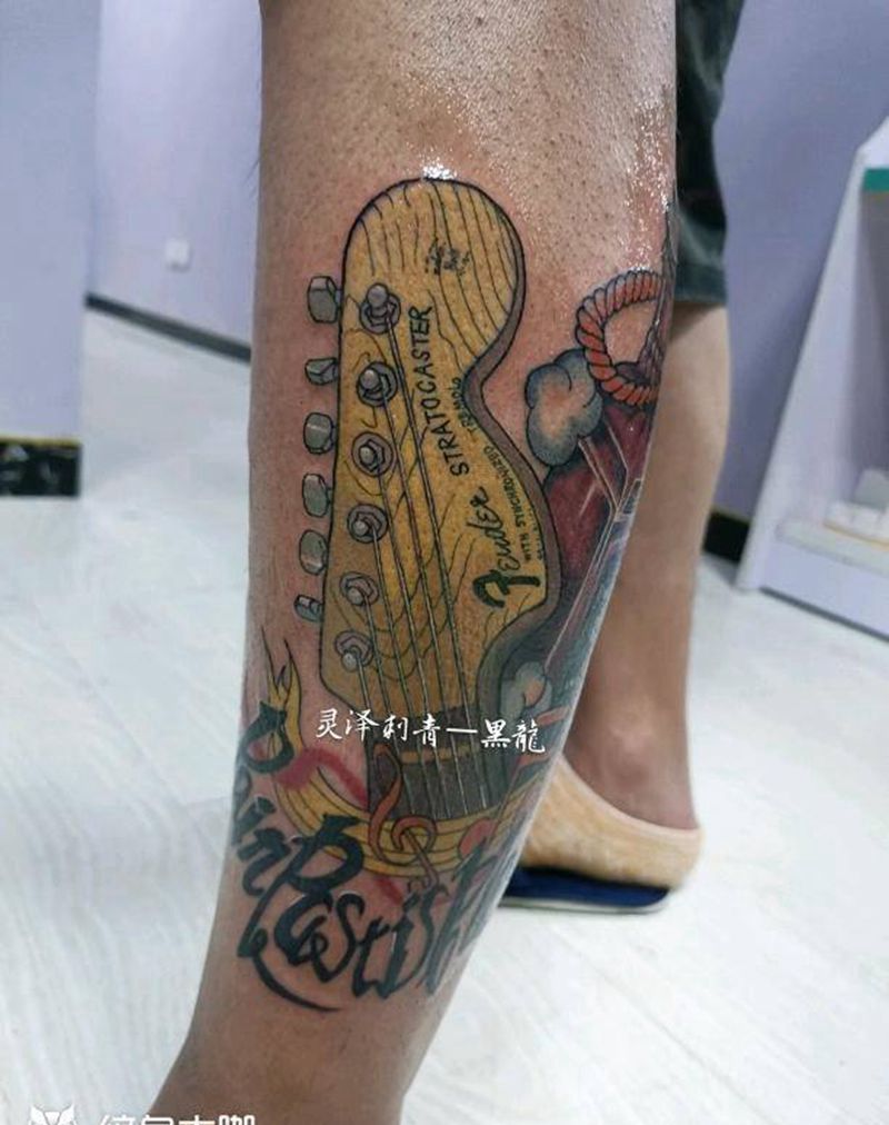 new school琴头酒瓶纹身图片_腿部New School琴头酒瓶花体字纹身图案