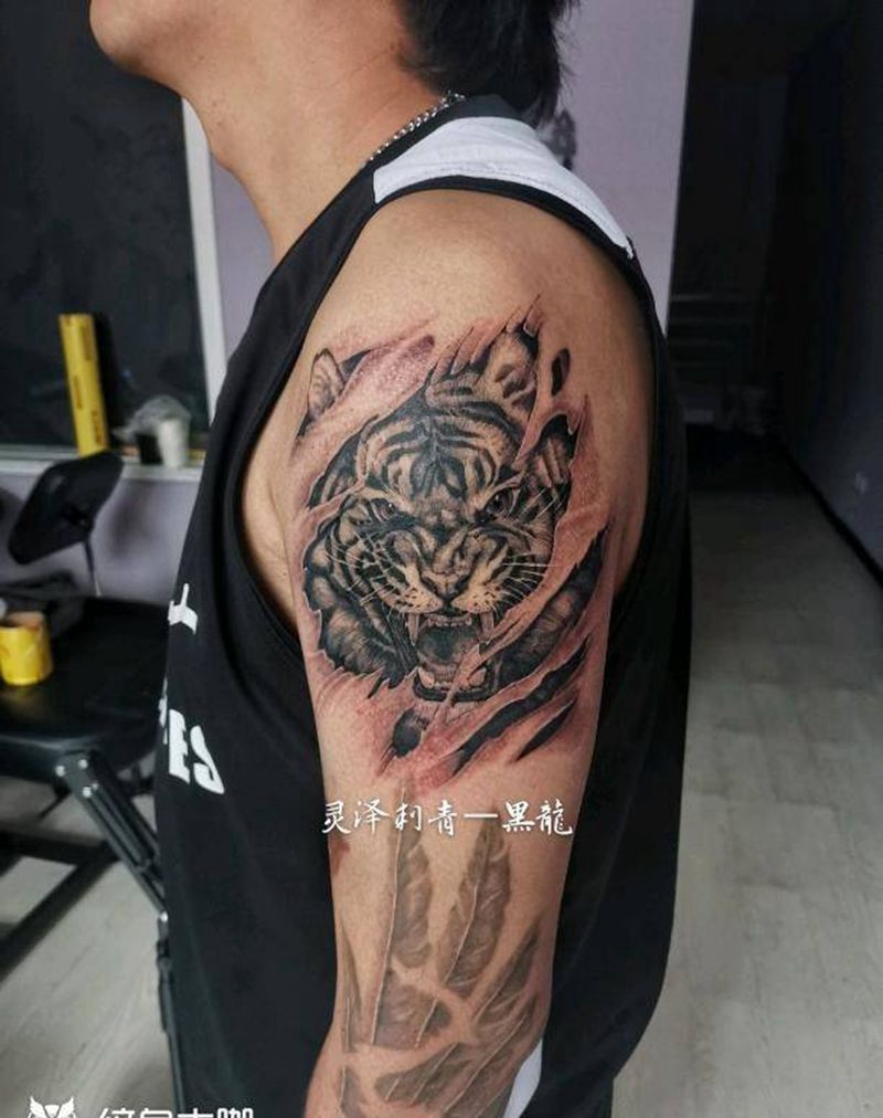 写实老虎纹身图片_肩部臀部欧美写实老虎纹身图案