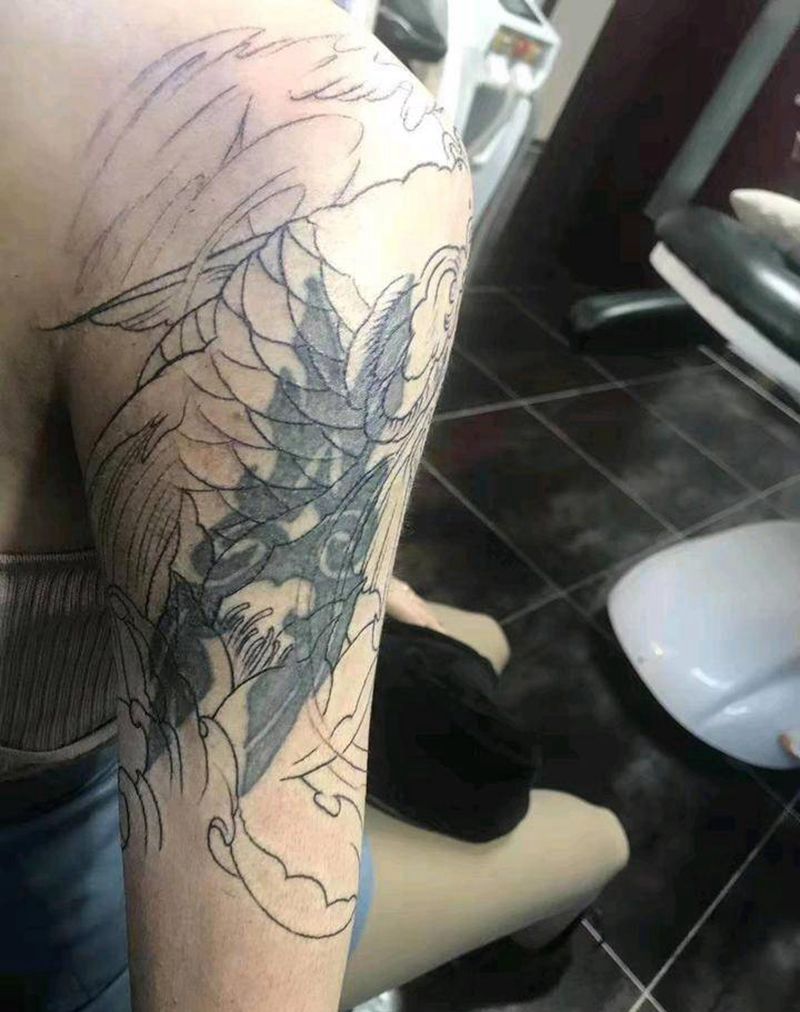 鲤鱼遮盖纹身图片_肩部纹身图案