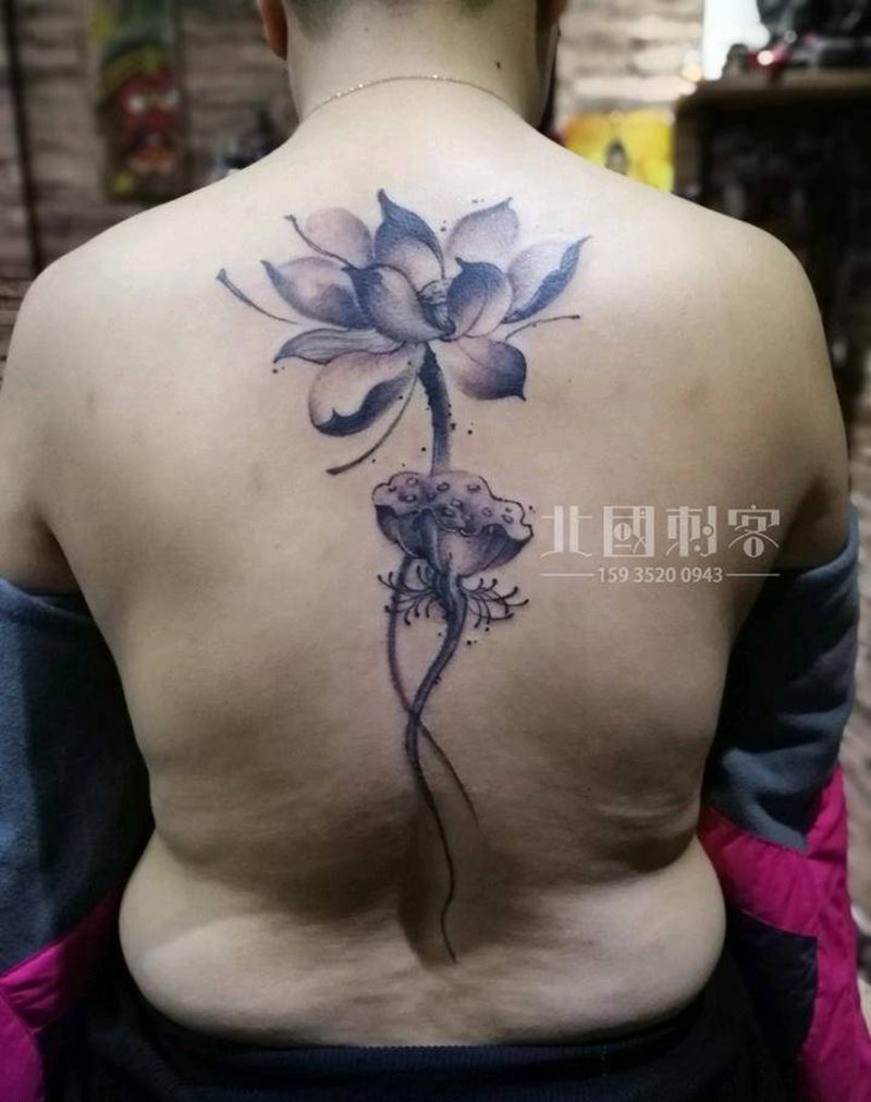 水墨荷花纹身图片_背部新传统水墨荷花水墨水墨荷花纹身图案