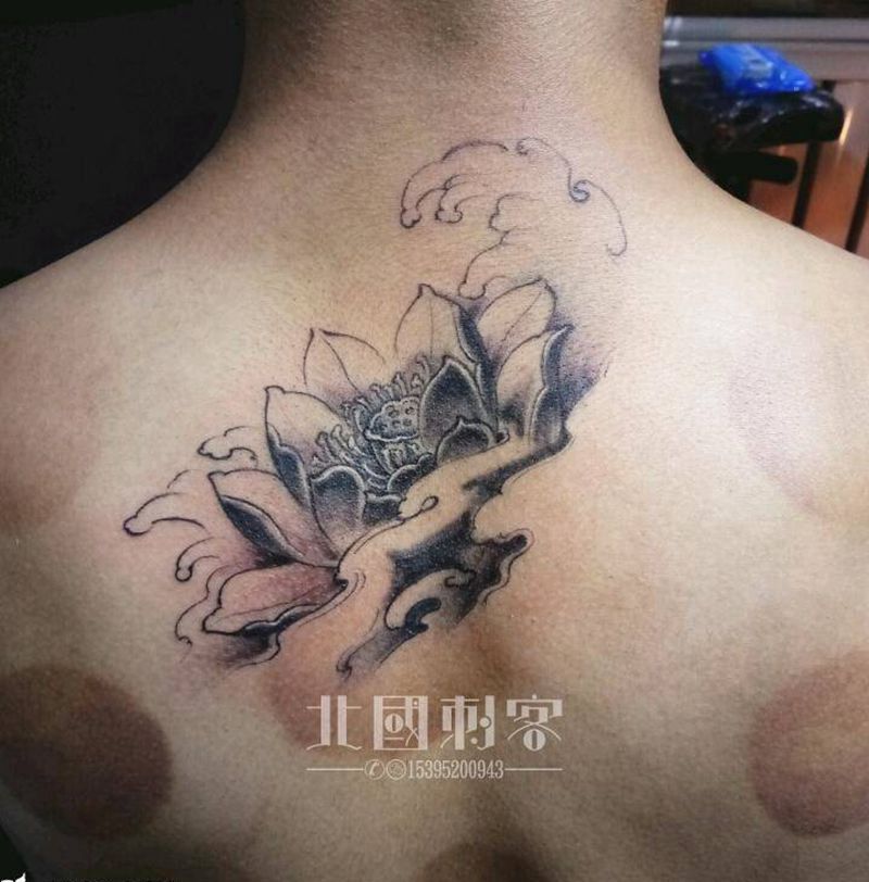 荷花纹身图片_背部肩部新传统水墨荷花纹身图案