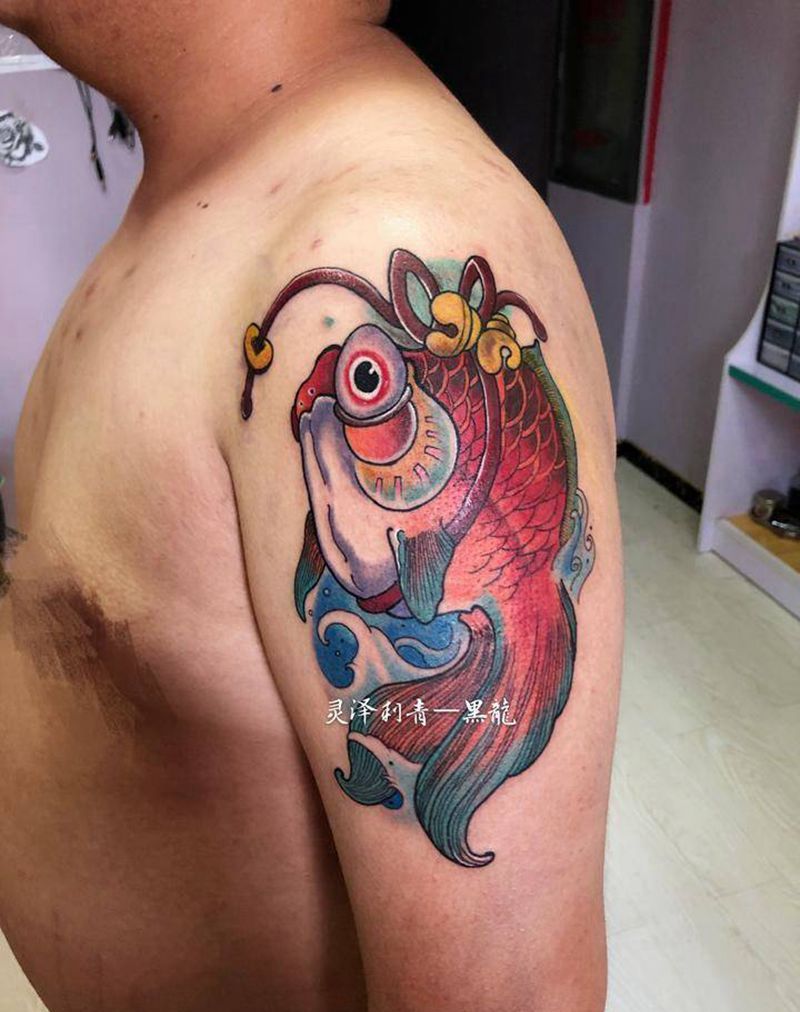 彩色新传统金鱼纹身图片_肩部手臂新传统金鱼鱼纹身图案