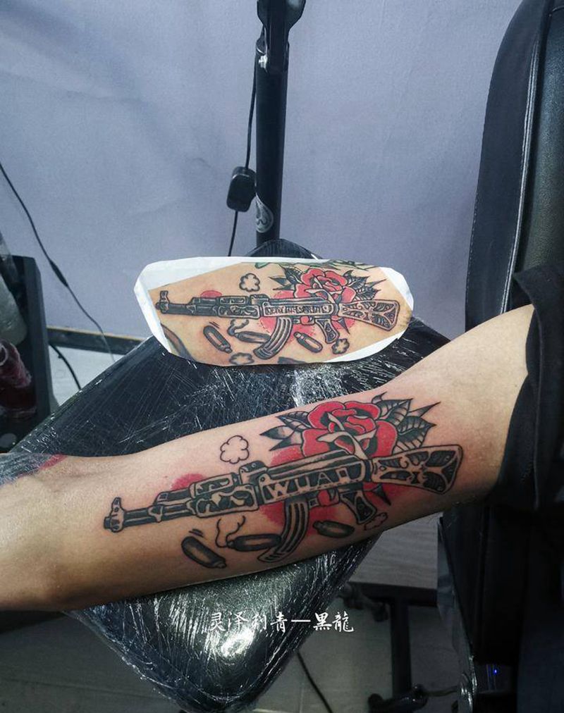 school枪花纹身图片_手臂Old School枪花纹身图案