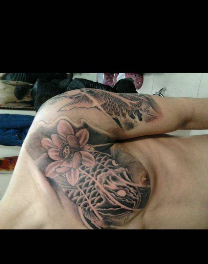 鲤鱼半甲纹身图片_胸部纹身图案