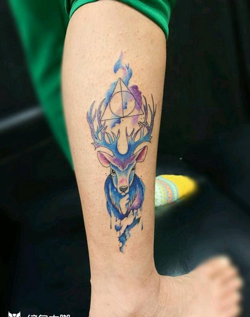 小鹿纹身图片_腿部水彩纹身图案
