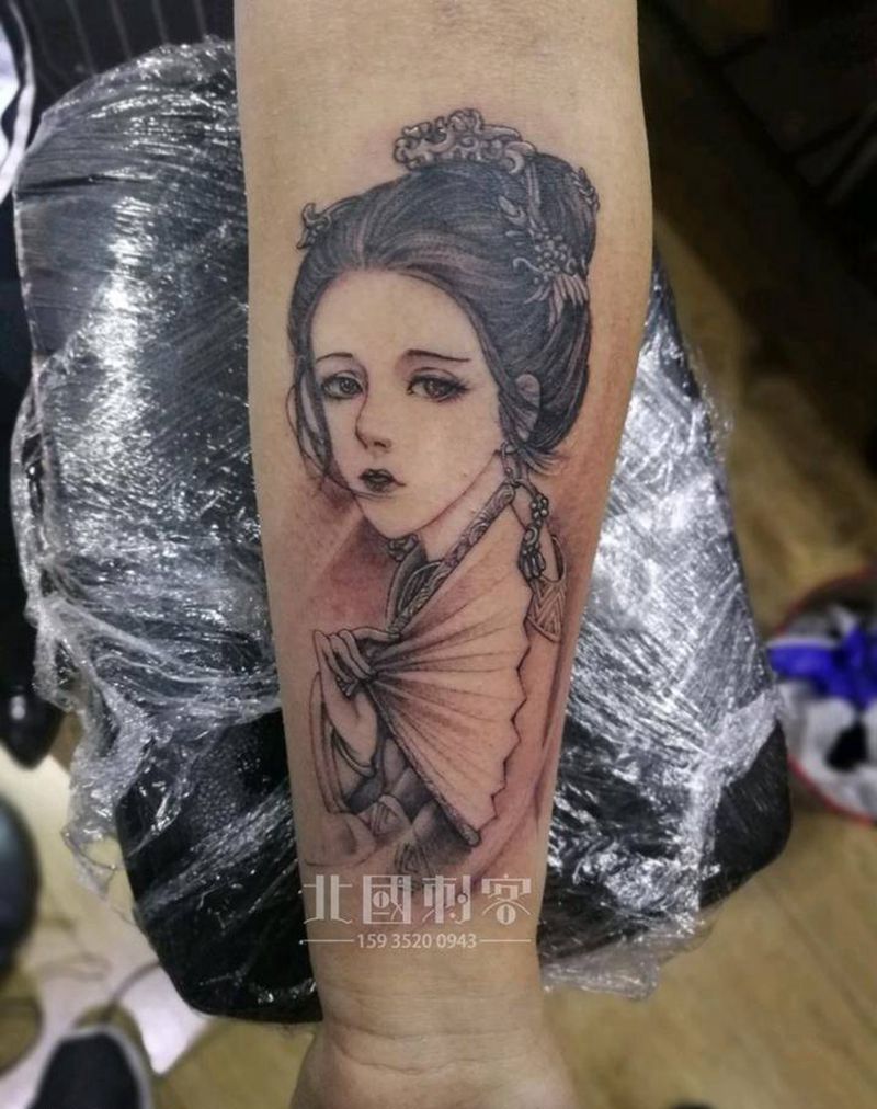 艺伎纹身图片_手部手臂新传统点刺纹身图案