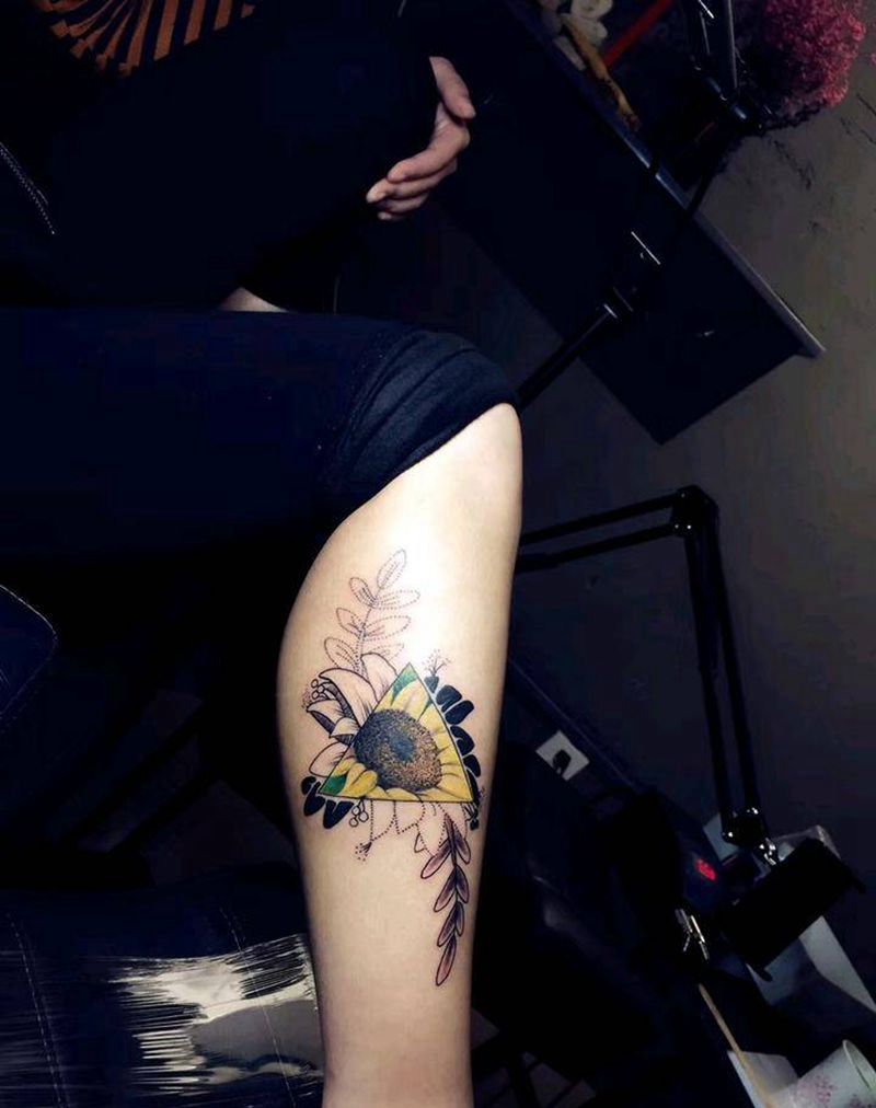 向日葵纹身图片_腿部写实彩色成品纹身图案