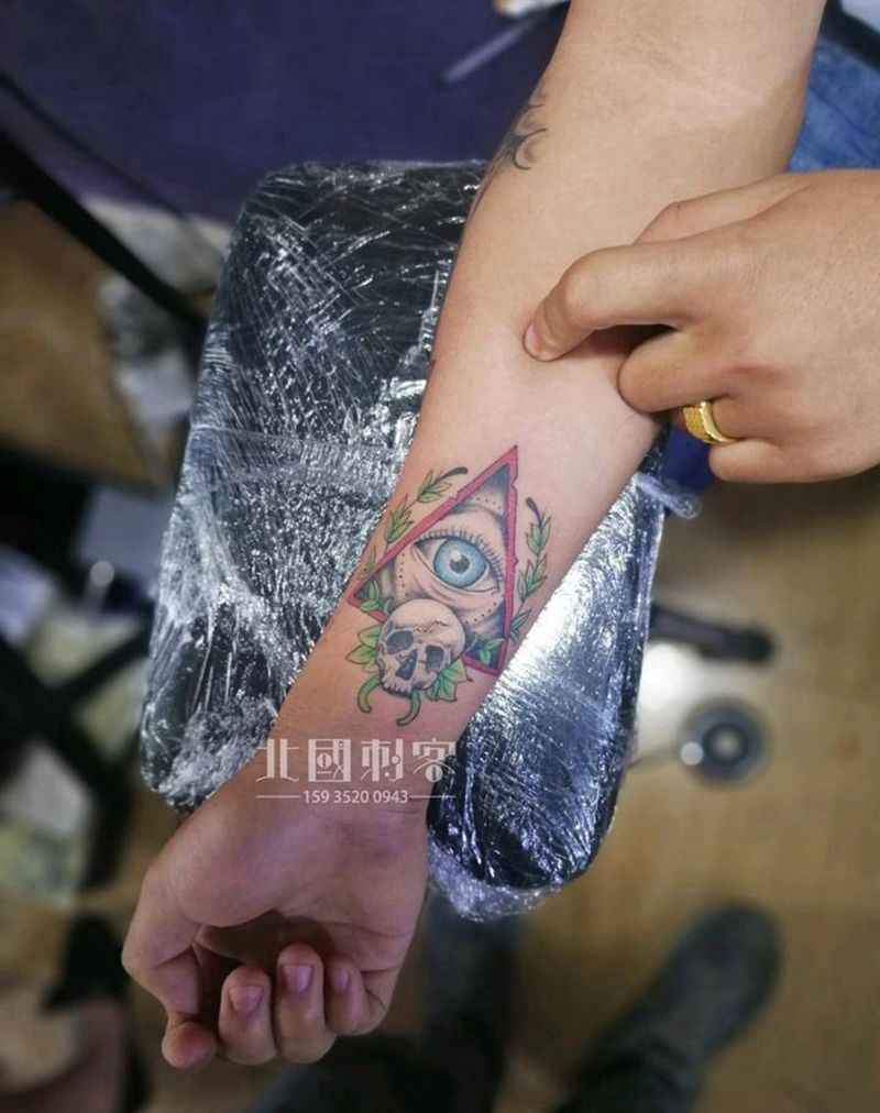 欧美小图纹身图片_手臂手部Old SchoolNew School上帝之眼地球仪old school纹身图案