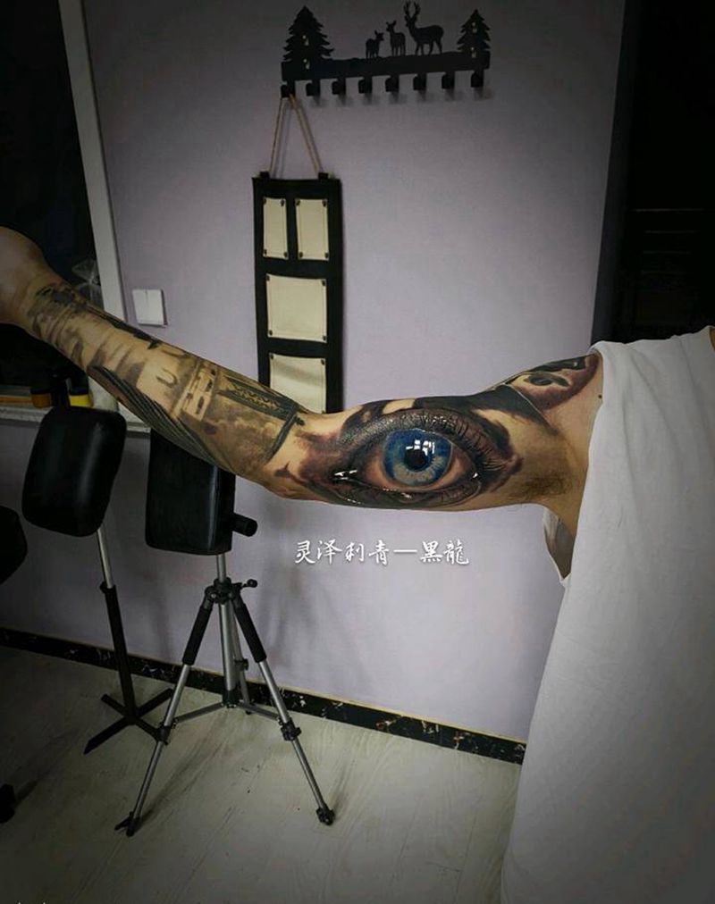 大臂内侧写实眼球纹身图片_手臂肩部欧美写实眼球眼睛纹身图案