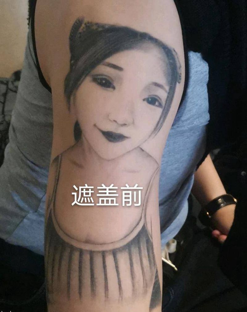 彩色艺妓遮盖旧纹身纹身图片_手臂肩部新传统艺妓花扇子纹身图案