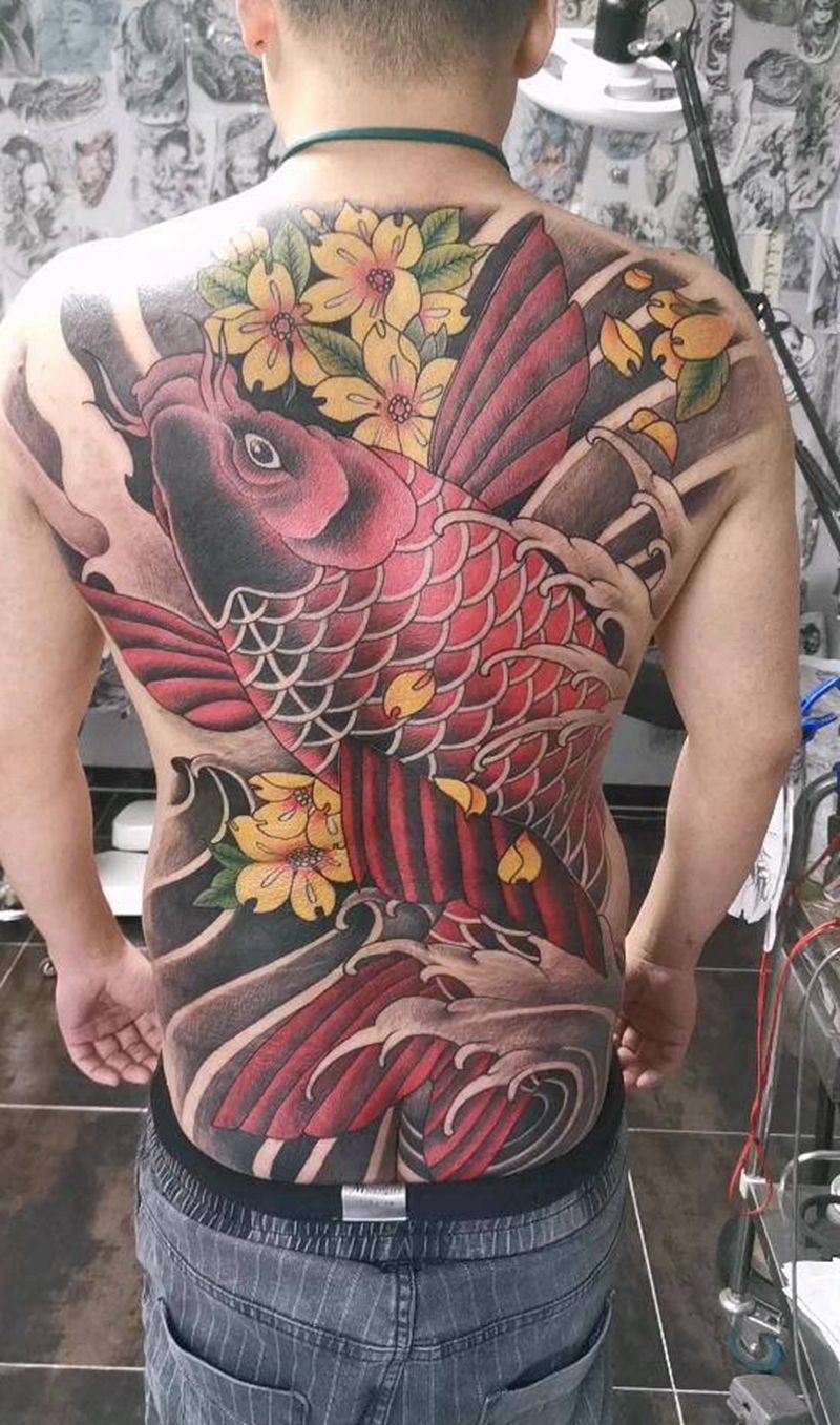 满背彩色鲤鱼纹身图片_背部纹身图案