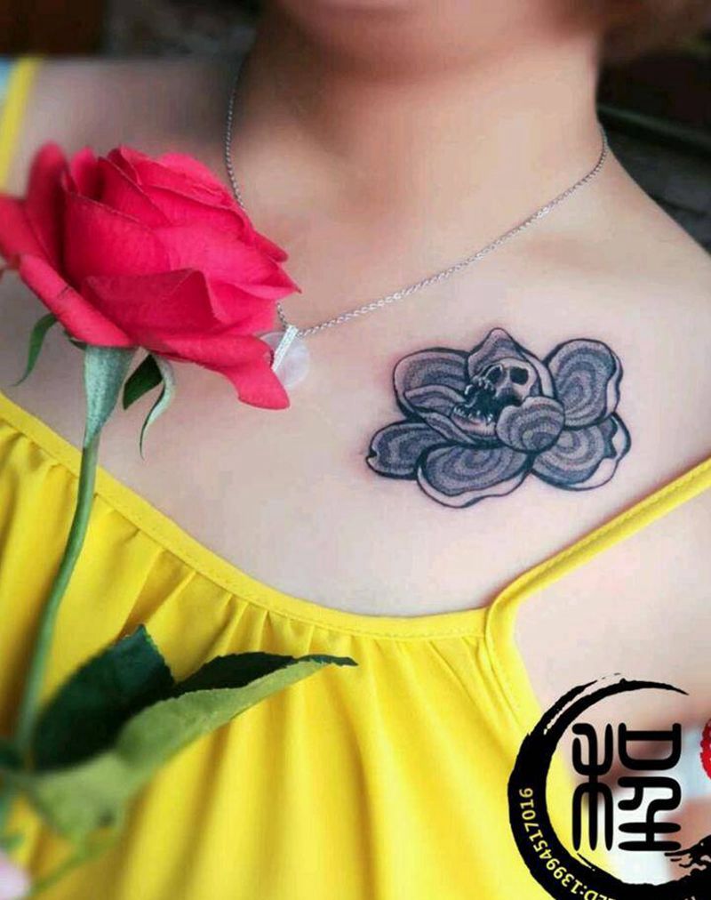 点刺荷叶纹身图片_胸部点刺纹身图案