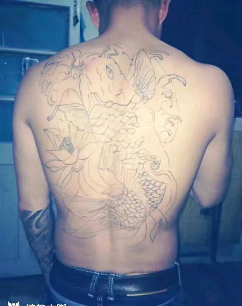 遮盖鲤鱼纹身图片