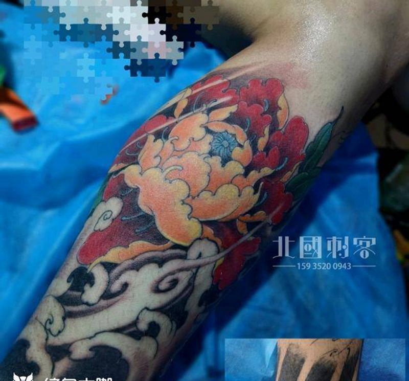 牡丹纹身图片_腿部新传统老传统彩色牡丹小腿牡丹纹身图案