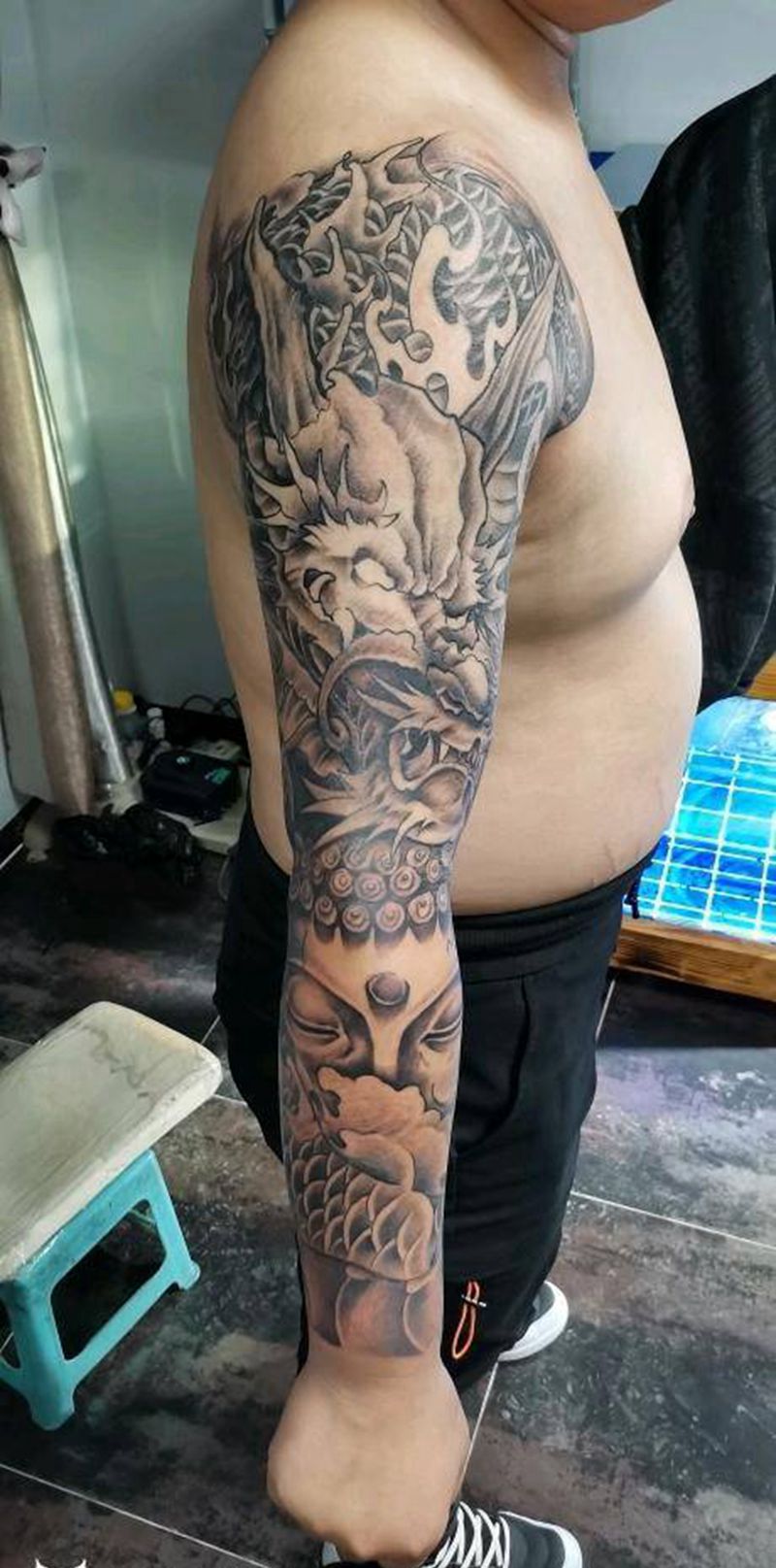 花臂龙佛纹身图片_手臂新传统纹身图案