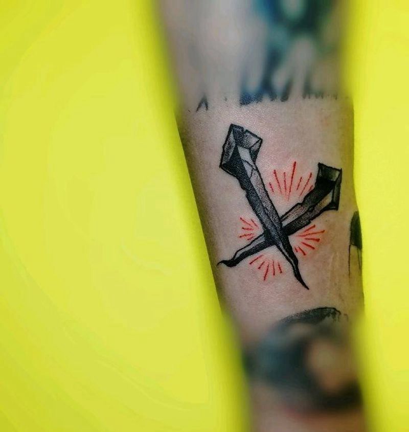 钉纹身图片_手臂New School纹身图案