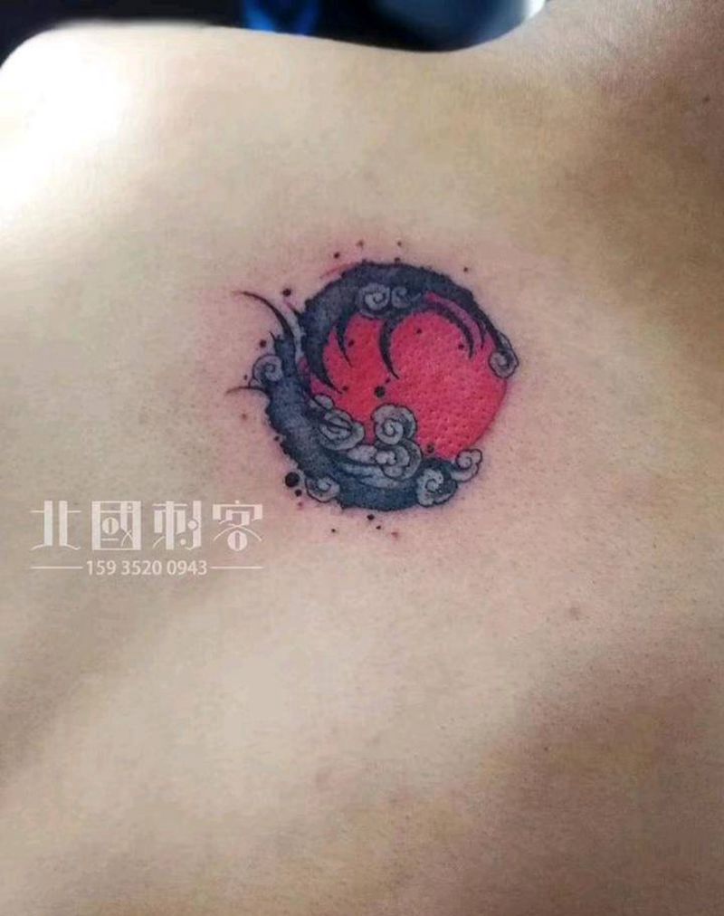 水与火纹身图片_背部点刺水彩小清醒小图纹身图案