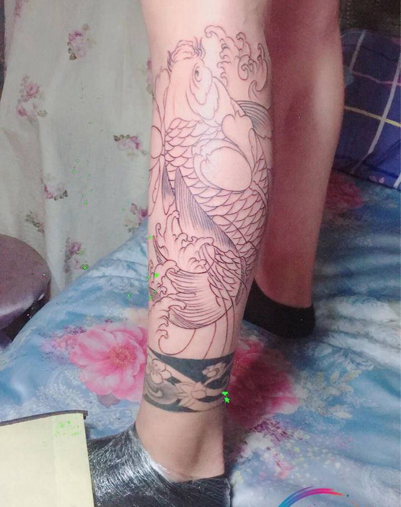 招财鲤鱼纹身图片_腿部新传统纹身图案