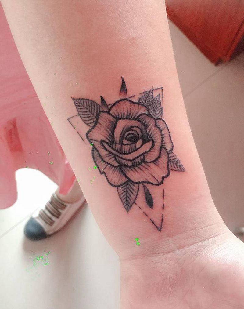 玫瑰花纹身图片_手臂新传统纹身图案