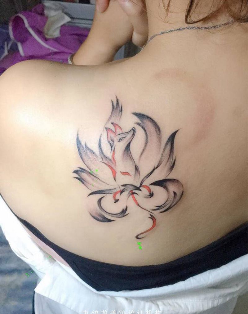 九尾狐纹身图片_肩部新传统纹身图案