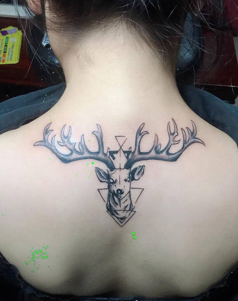 小鹿乱撞纹身图片_肩部新传统纹身图案