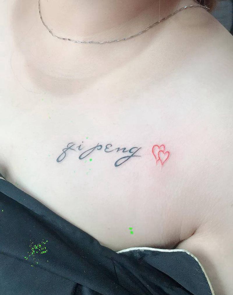 胸部小英文纹身图片_胸部新传统纹身图案