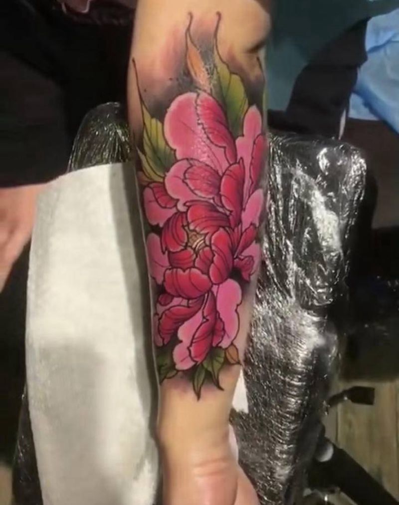 牡丹花纹身图片_手臂肩部新传统老传统牡丹花纹身图案