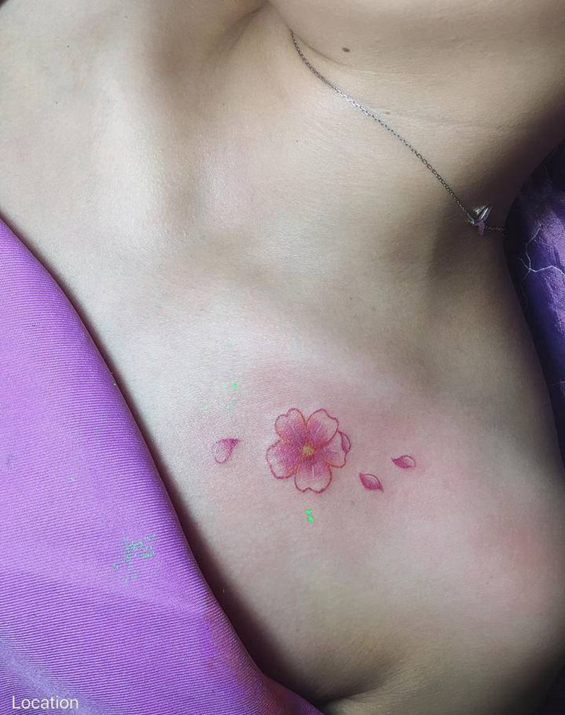 花纹身图片_胸部新传统纹身图案