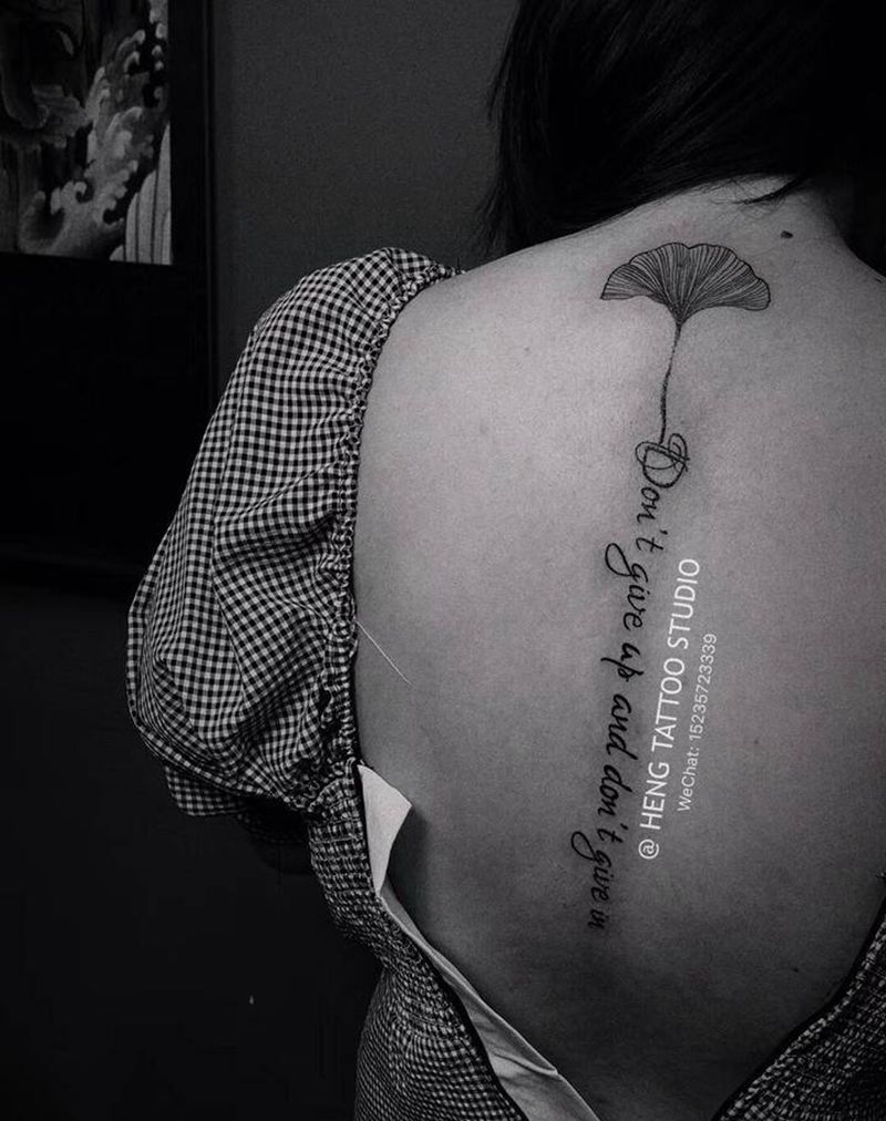 银杏叶纹身图片_背部花体字纹身图案
