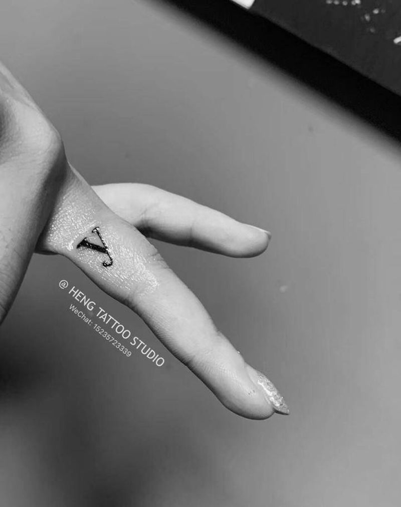 Y纹身图片_手部图腾纹身图案