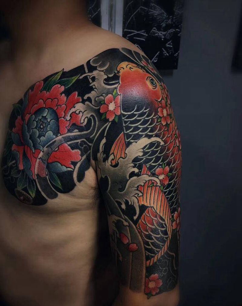 锦鲤牡丹纹身图片_胸部手臂新传统老传统彩色纹身图案