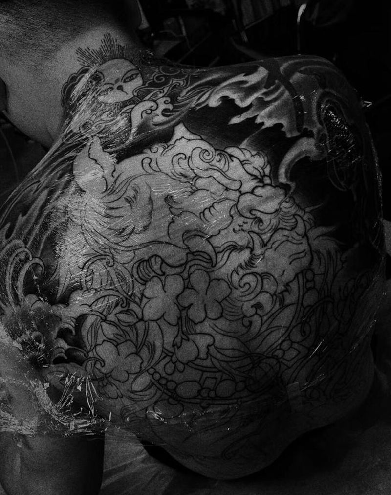 满背唐狮子局部纹身图片_背部新传统纹身图案