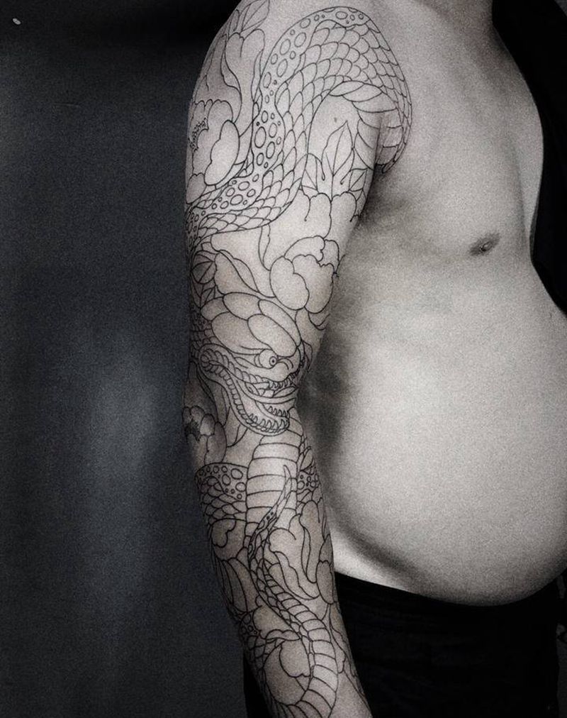 蛇戏牡丹纹身图片_手臂老传统纹身图案