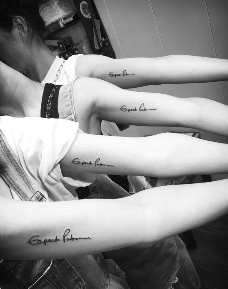 小小字母纹身图片_肩部胸部新传统花体字纹身图案