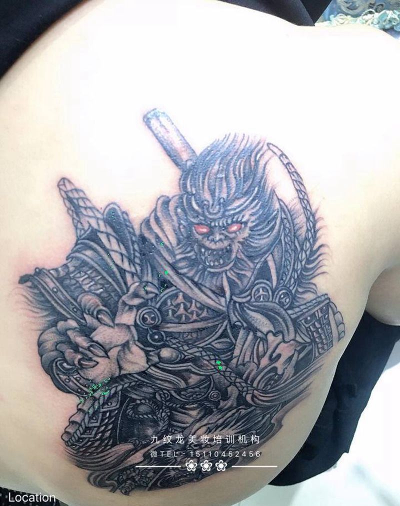 后背斗战胜佛纹身图片_肩部新传统纹身图案