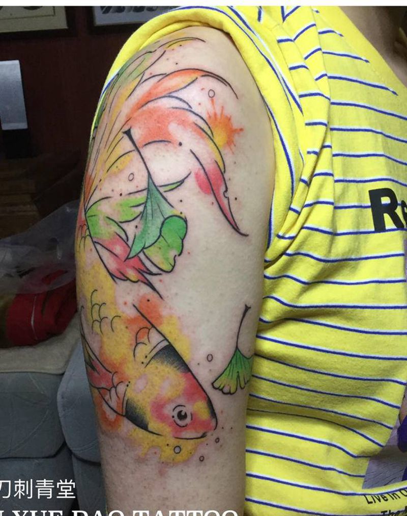 双臂水彩鱼设计纹身图片_手臂水彩原创鱼荷花纹身图案