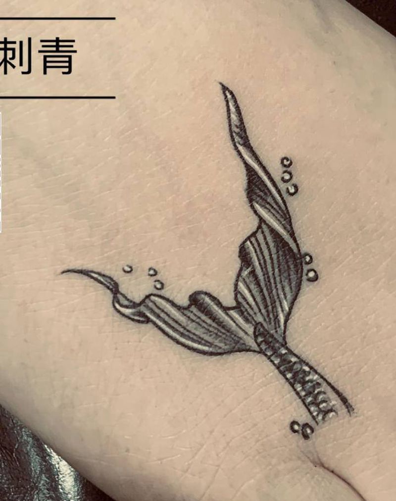 脚背鱼尾巴纹身图片_脚部腿部新传统欧美写实纹身图案