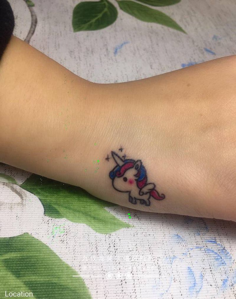 漫画版独角兽纹身图片_手部新传统纹身图案