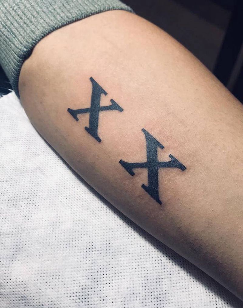 XX纹身图片_手臂花体字纹身图案