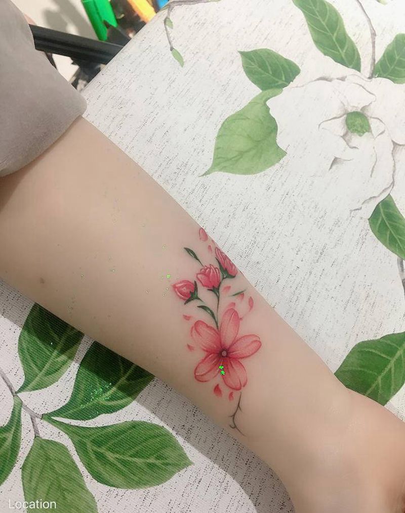 遮盖彩色花纹身图片_手臂新传统纹身图案