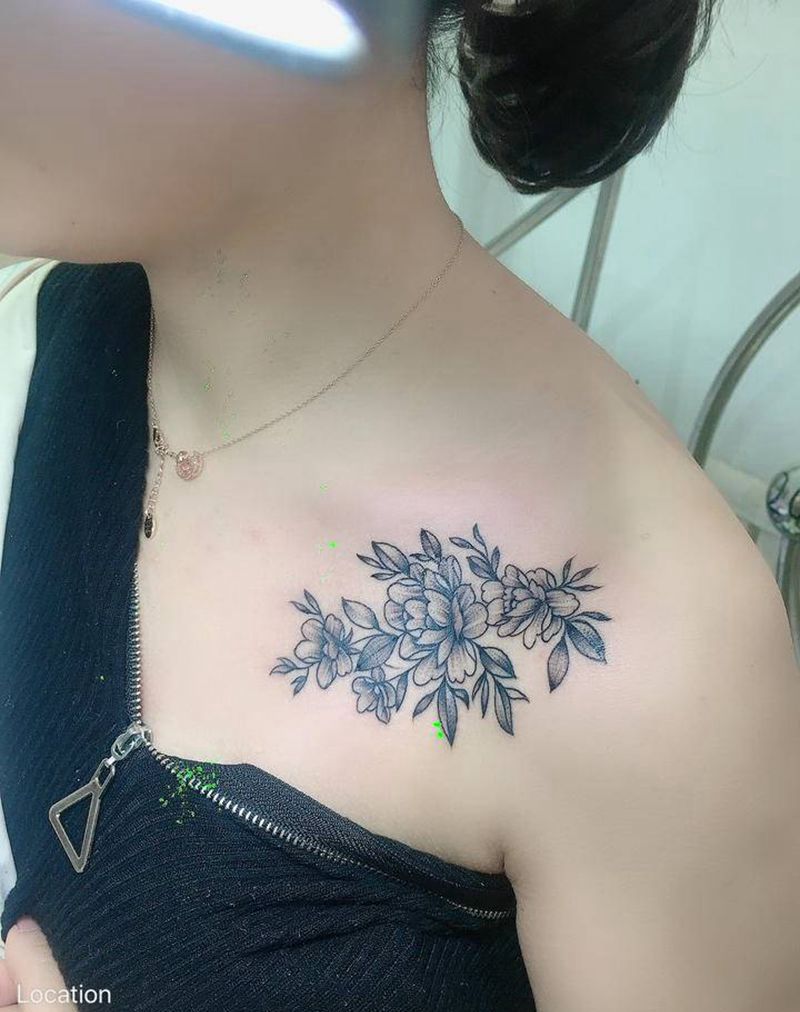 锁骨花纹身图片_胸部新传统纹身图案